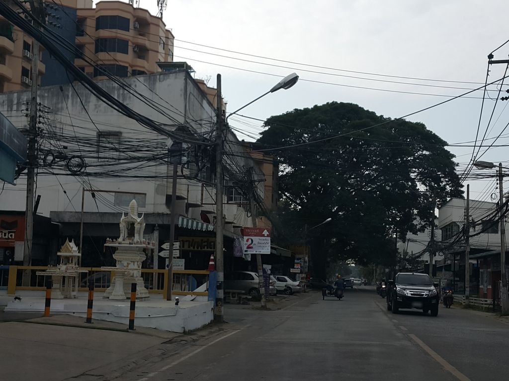 ภาพถนนตรงที่ Baan Luck Wine ตั้งอยู่ ถ่ายโดย jrcarlsen พ.ศ. 2558 (2015) · A street-level view of where Baan Luck Wine stands, by jrcarlsen in 2558 (2015)