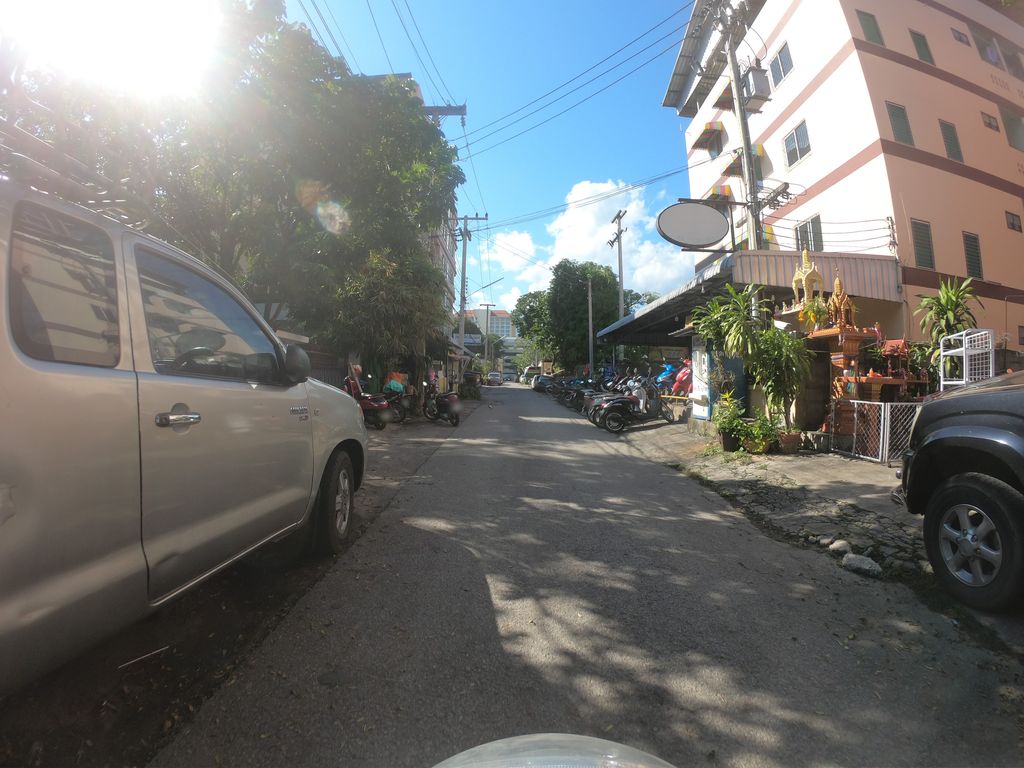 ภาพถนนตรงที่ ปั้นสุขซูชิ ตั้งอยู่ ถ่ายโดย chanuwath_grab พ.ศ. 2562 (2019) · A street-level view of where ปั้นสุขซูชิ · Pansuksuchi stands, by chanuwath_grab in 2562 (2019)