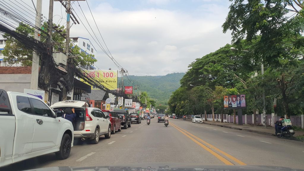 ภาพถนนตรงที่ โรตีภารตะรส ชาอินเดีย ตั้งอยู่ ถ่ายโดย jrcarlsen พ.ศ. 2565 (2022) · A street-level view of where โรตีภารตะรส ชาอินเดีย · Rotiphantarot Chaindia stands, by jrcarlsen in 2565 (2022)