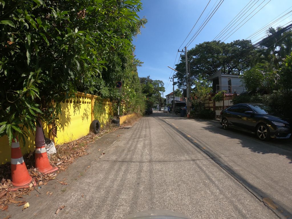 ภาพถนนตรงที่ Oon Oon ตั้งอยู่ ถ่ายโดย chanuwath_grab พ.ศ. 2562 (2019) · A street-level view of where Oon Oon stands, by chanuwath_grab in 2562 (2019)