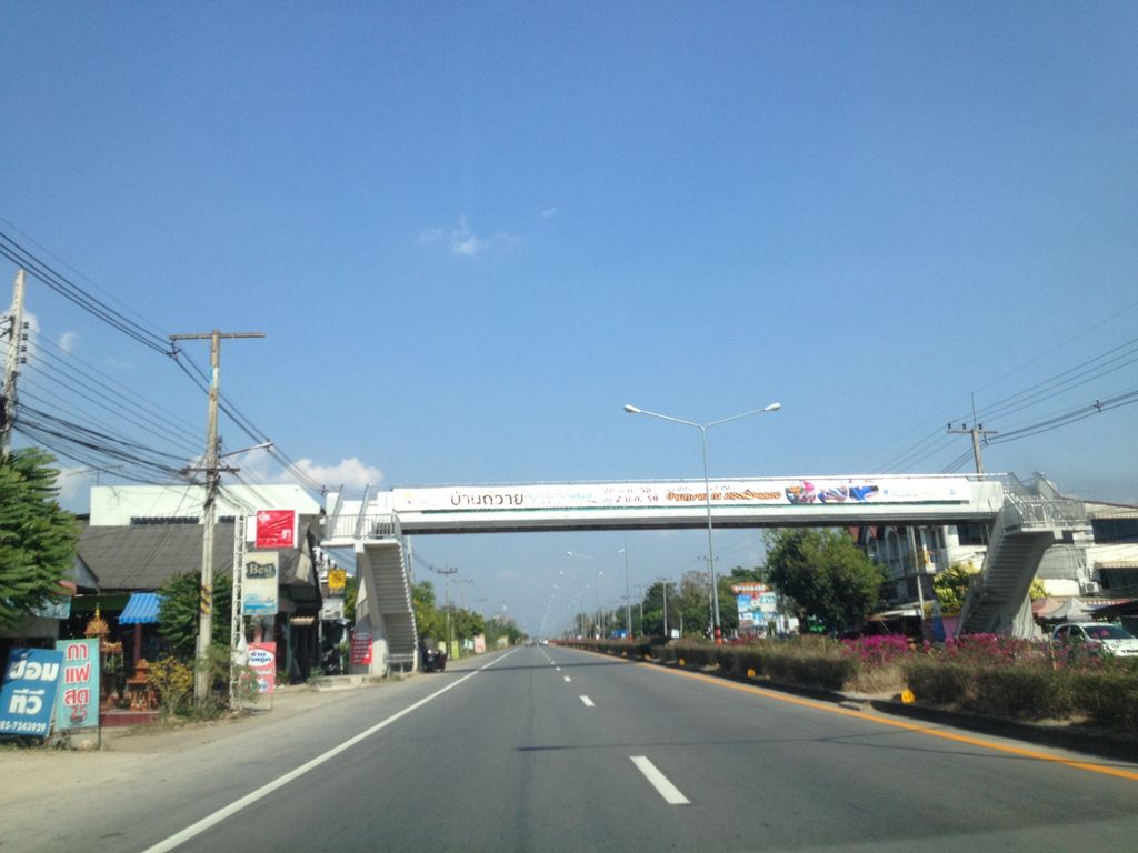 ภาพถนนตรงที่ ธวัชชัยการไฟฟ้า ตั้งอยู่ ถ่ายโดย jimwatana พ.ศ. 2558 (2015) · A street-level view of where ธวัชชัยการไฟฟ้า · Thawatchai Kanfaifa stands, by jimwatana in 2558 (2015)