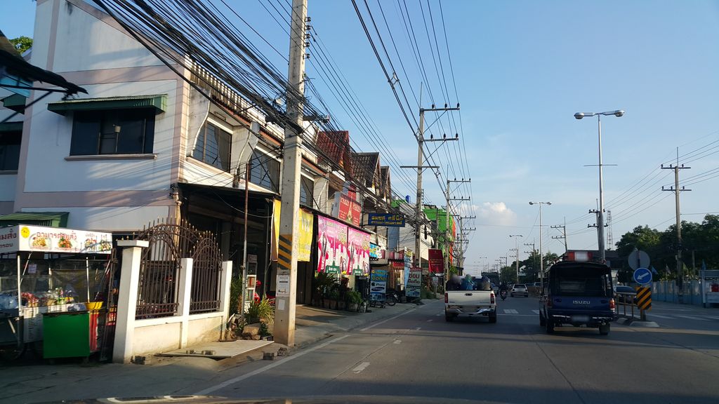 ภาพถนนตรงที่ ร้านแดงดอกไม้สด แม่ริม ตั้งอยู่ ถ่ายโดย jrcarlsen พ.ศ. 2559 (2016) · A street-level view of where ร้านแดงดอกไม้สด แม่ริม · Ran Daeng Dokmaisot Mae Rim stands, by jrcarlsen in 2559 (2016)