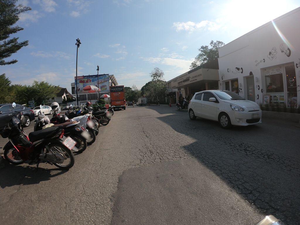 ภาพถนนตรงที่ Leetah Sleep Salon ตั้งอยู่ ถ่ายโดย chanuwath_grab พ.ศ. 2562 (2019) · A street-level view of where Leetah Sleep Salon stands, by chanuwath_grab in 2562 (2019)