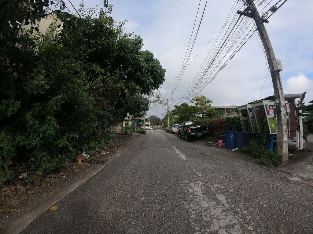 ภาพถนนตรงที่ Saanit Café ตั้งอยู่ ถ่ายโดย chanuwath_grab พ.ศ. 2562 (2019) · A street-level view of where Saanit Café stands, by chanuwath_grab in 2562 (2019)