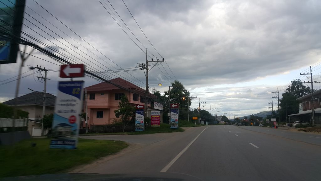 ภาพถนนตรงที่ ปรม - Parama Home & Coffee ตั้งอยู่ ถ่ายโดย jrcarlsen พ.ศ. 2560 (2017) · A street-level view of where ปรม - Parama Home & Coffee stands, by jrcarlsen in 2560 (2017)