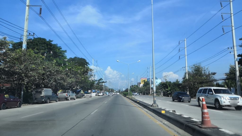 ภาพถนนตรงที่ Adele รองเท้ามือสอง ตั้งอยู่ ถ่ายโดย charlesano พ.ศ. 2561 (2018) · A street-level view of where Adele รองเท้ามือสอง stands, by charlesano in 2561 (2018)