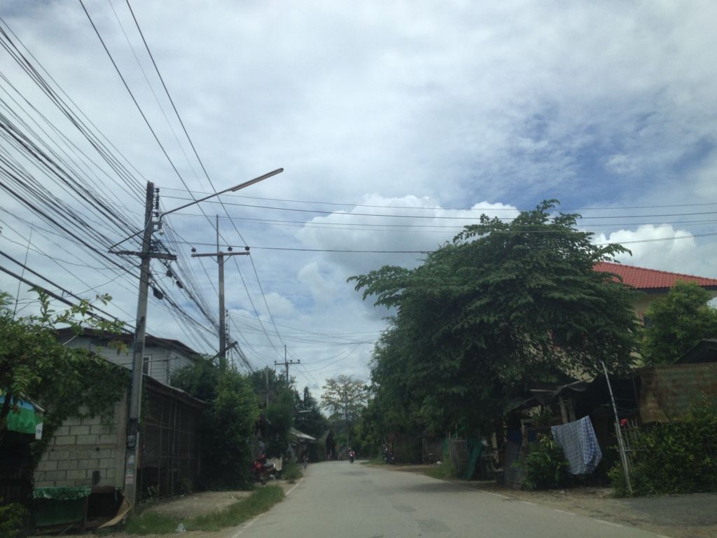 ภาพถนนตรงที่ Baanroychan - Hostel ตั้งอยู่ ถ่ายโดย jimwatana พ.ศ. 2558 (2015) · A street-level view of where Baanroychan - Hostel stands, by jimwatana in 2558 (2015)