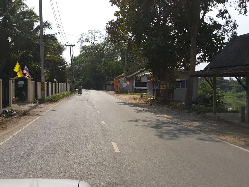 ภาพถนนตรงที่ Doi Maka CoffeeCNX ตั้งอยู่ ถ่ายโดย jrcarlsen พ.ศ. 2558 (2015) · A street-level view of where Doi Maka CoffeeCNX stands, by jrcarlsen in 2558 (2015)