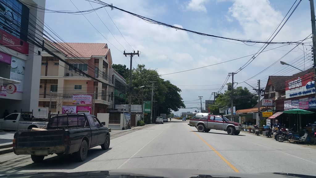 ภาพถนนตรงที่ หมูวีพี สาขาดอยสะเก็ด ตั้งอยู่ ถ่ายโดย jrcarlsen พ.ศ. 2559 (2016) · A street-level view of where หมูวีพี สาขาดอยสะเก็ด · Muwiphi Sakha Doi Saket stands, by jrcarlsen in 2559 (2016)