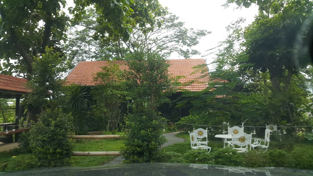 ภาพถนนตรงที่ เฮือนคำใบ ตั้งอยู่ ถ่ายโดย jrcarlsen พ.ศ. 2561 (2018) · A street-level view of where เฮือนคำใบ · Hueankhambai stands, by jrcarlsen in 2561 (2018)