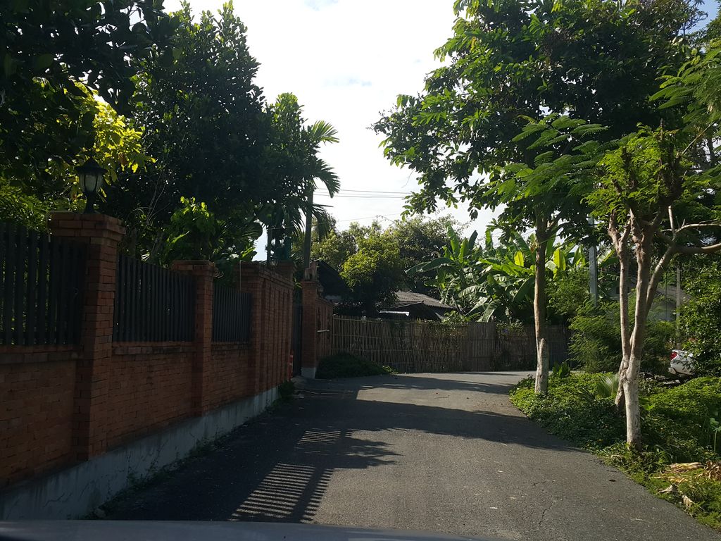 ภาพถนนตรงที่ The Warriors House ตั้งอยู่ ถ่ายโดย jrcarlsen พ.ศ. 2558 (2015) · A street-level view of where The Warriors House stands, by jrcarlsen in 2558 (2015)