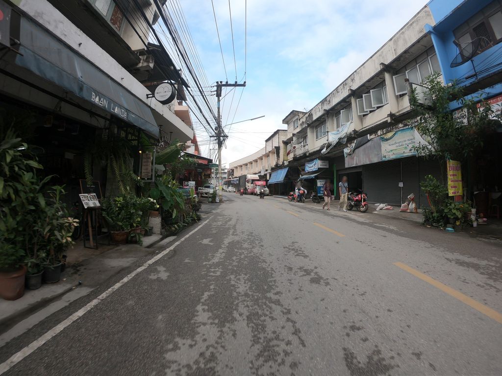 ภาพถนนตรงที่ พายัพคาเดท ตั้งอยู่ ถ่ายโดย chanuwath_grab พ.ศ. 2562 (2019) · A street-level view of where พายัพคาเดท · Phaiphakhadet stands, by chanuwath_grab in 2562 (2019)