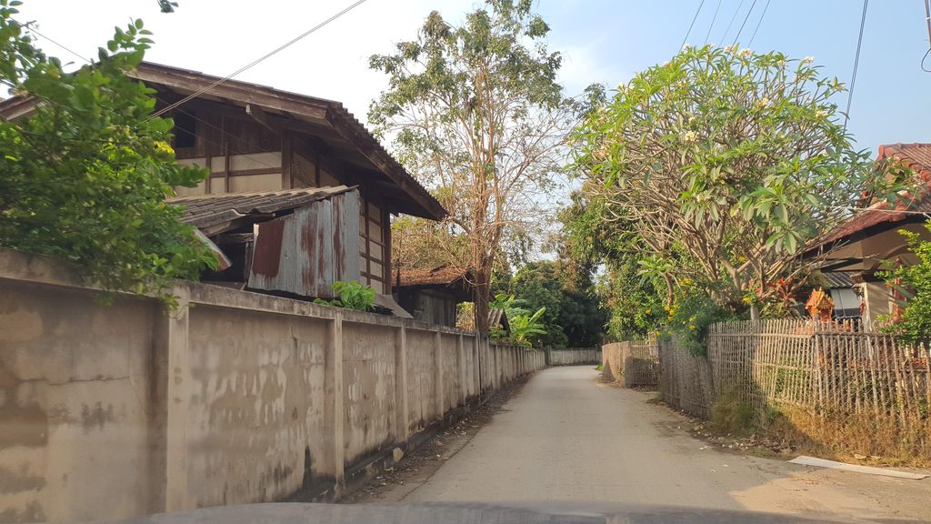 ภาพถนนตรงที่ ตลาดบ้านน้อย ตั้งอยู่ ถ่ายโดย jrcarlsen พ.ศ. 2565 (2022) · A street-level view of where ตลาดบ้านน้อย · Ban Noi Market stands, by jrcarlsen in 2565 (2022)