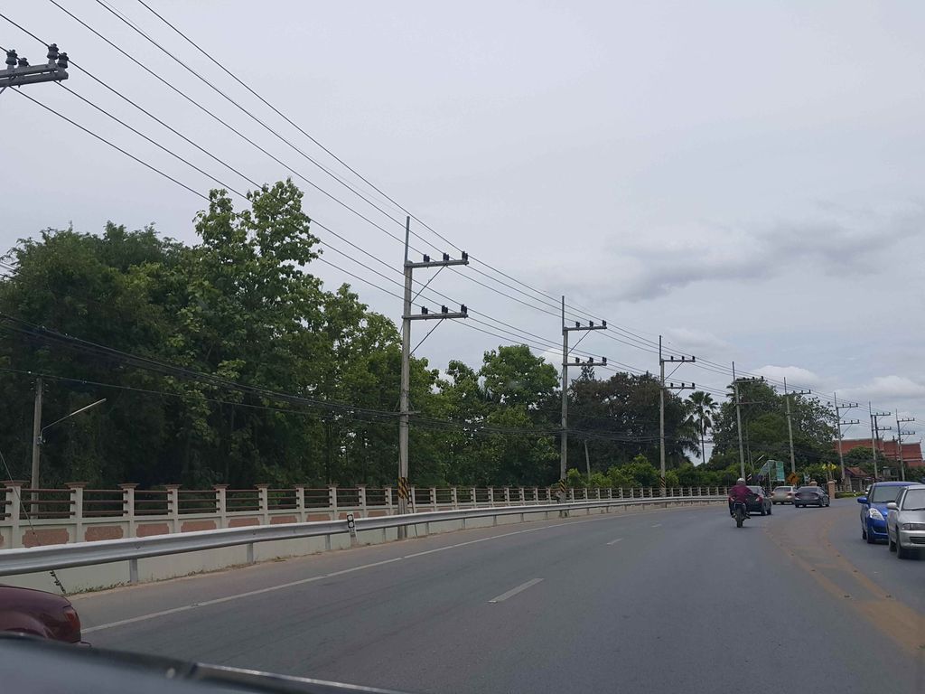 ภาพถนนตรงที่ คลินิกหมอประยูร ตั้งอยู่ ถ่ายโดย jrcarlsen พ.ศ. 2558 (2015) · A street-level view of where คลินิกหมอประยูร · Mo Prayun Clinic stands, by jrcarlsen in 2558 (2015)