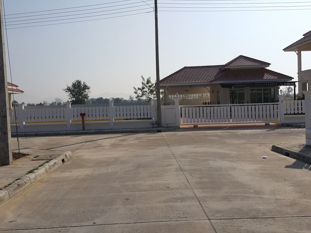 ภาพถนนตรงที่ Double B Studio Sankumpang ตั้งอยู่ ถ่ายโดย jrcarlsen พ.ศ. 2557 (2014) · A street-level view of where Double B Studio Sankumpang stands, by jrcarlsen in 2557 (2014)