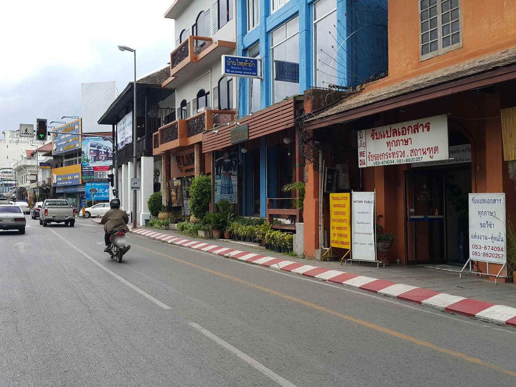 ภาพถนนตรงที่ Golden Thai Silk ตั้งอยู่ ถ่ายโดย jrcarlsen พ.ศ. 2558 (2015) · A street-level view of where Golden Thai Silk stands, by jrcarlsen in 2558 (2015)