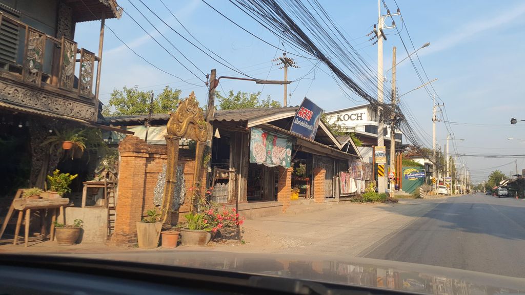 ภาพถนนตรงที่ JOSH on the van ตั้งอยู่ ถ่ายโดย jrcarlsen พ.ศ. 2566 (2023) · A street-level view of where JOSH on the van stands, by jrcarlsen in 2566 (2023)