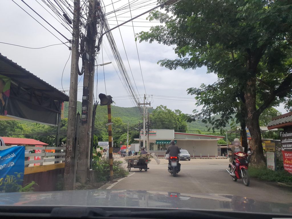 ภาพถนนตรงที่ นิยมไท บาร์เบอร์ ตั้งอยู่ ถ่ายโดย jrcarlsen พ.ศ. 2566 (2023) · A street-level view of where นิยมไท บาร์เบอร์ · Niimathai Barber stands, by jrcarlsen in 2566 (2023)