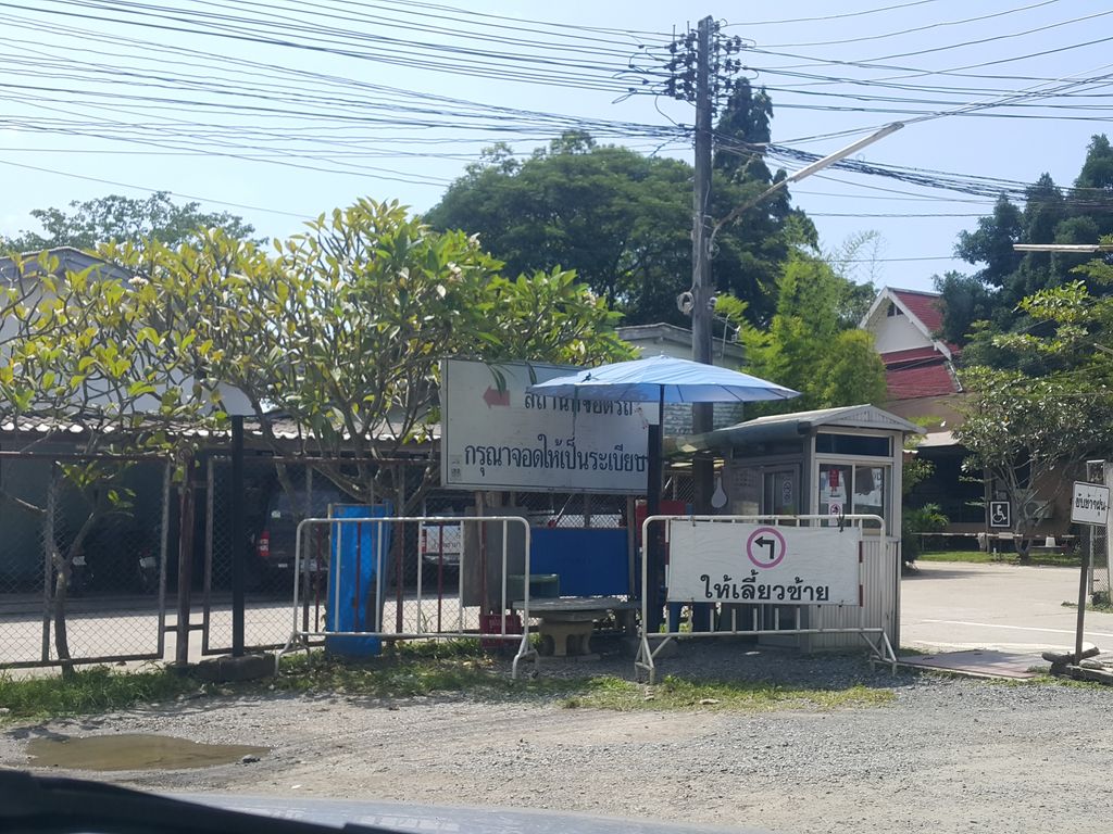 ภาพถนนตรงที่ ห้องพิเศษ ชาย7 ตั้งอยู่ ถ่ายโดย jrcarlsen พ.ศ. 2558 (2015) · A street-level view of where ห้องพิเศษ ชาย7 · Hongphiset Chai7 stands, by jrcarlsen in 2558 (2015)