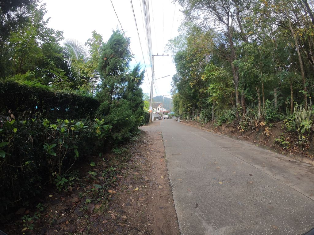 ภาพถนนตรงที่ ซุปกระดูกแม่โจ้ สาขาบ้านสวน ตั้งอยู่ ถ่ายโดย chanuwath_grab พ.ศ. 2562 (2019) · A street-level view of where ซุปกระดูกแม่โจ้ สาขาบ้านสวน · Supkraduk Mae Jo Sakha Ban Suan stands, by chanuwath_grab in 2562 (2019)