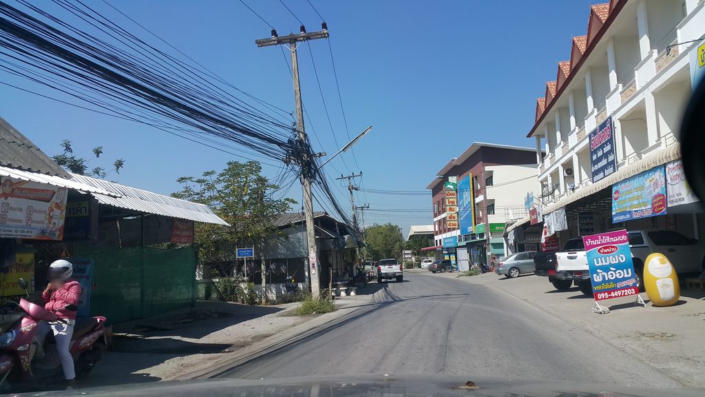 ภาพถนนตรงที่ ต้นหนาวการค้า ตั้งอยู่ ถ่ายโดย jrcarlsen พ.ศ. 2562 (2019) · A street-level view of where ต้นหนาวการค้า · Ton Nao Kankha stands, by jrcarlsen in 2562 (2019)