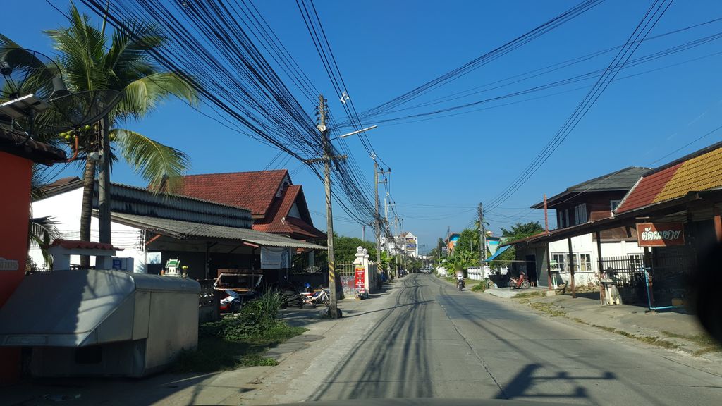 ภาพถนนตรงที่ ร้านเขียนป้ายลุงแดง ตั้งอยู่ ถ่ายโดย jrcarlsen พ.ศ. 2562 (2019) · A street-level view of where ร้านเขียนป้ายลุงแดง · Ran Khian Pai Lungdaeng stands, by jrcarlsen in 2562 (2019)