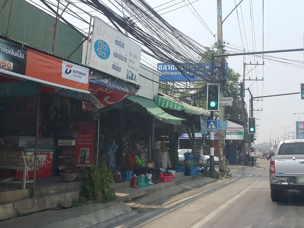ภาพถนนตรงที่ ร้าน พีที โมบาย ตั้งอยู่ ถ่ายโดย jrcarlsen พ.ศ. 2559 (2016) · A street-level view of where ร้าน พีที โมบาย · Ran PT Mobile stands, by jrcarlsen in 2559 (2016)