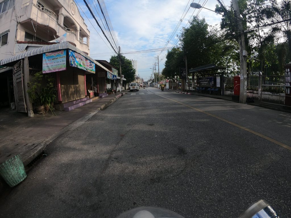 ภาพถนนตรงที่ ร้านอาหาร หน้ามง คาเฟ่ ตั้งอยู่ ถ่ายโดย chanuwath_grab พ.ศ. 2562 (2019) · A street-level view of where ร้านอาหาร หน้ามง คาเฟ่ · Namnga Café Restaurant stands, by chanuwath_grab in 2562 (2019)