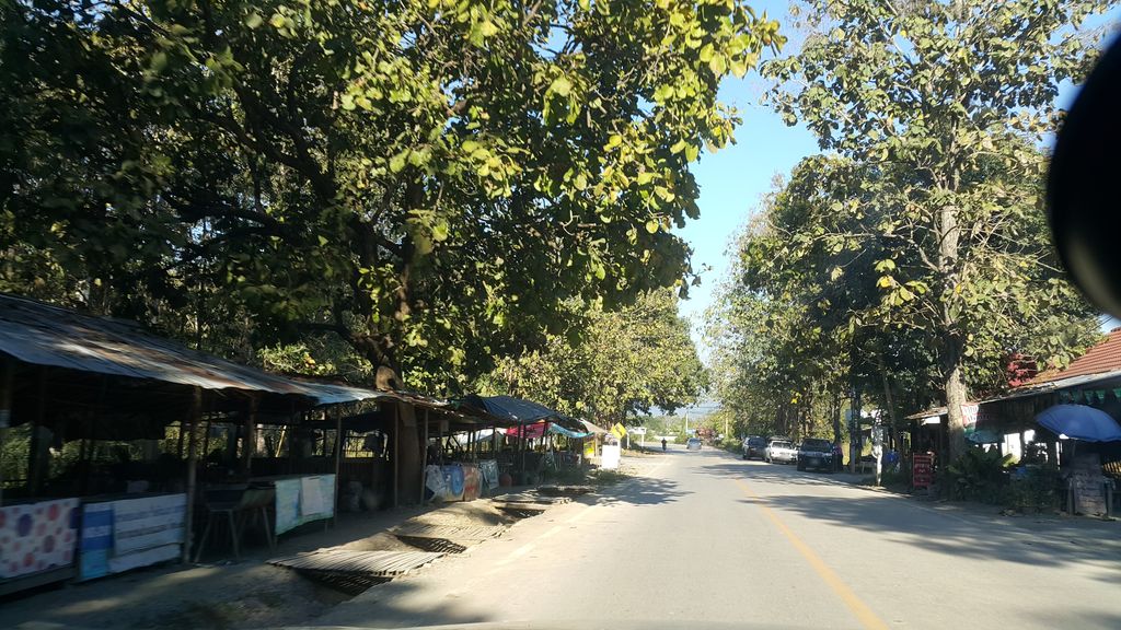 ภาพถนนตรงที่ ร้านบลูบี ฟลอรีสท์ ตั้งอยู่ ถ่ายโดย jrcarlsen พ.ศ. 2561 (2018) · A street-level view of where ร้านบลูบี ฟลอรีสท์ · Ran Blue B Falorit stands, by jrcarlsen in 2561 (2018)