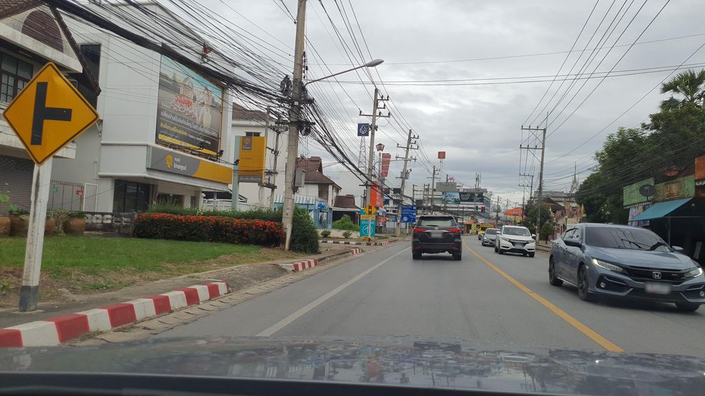 ภาพถนนตรงที่ ปลายทางของชีวิต ตั้งอยู่ ถ่ายโดย jrcarlsen พ.ศ. 2564 (2021) · A street-level view of where ปลายทางของชีวิต · Plai Thang Khong Chiwit stands, by jrcarlsen in 2564 (2021)