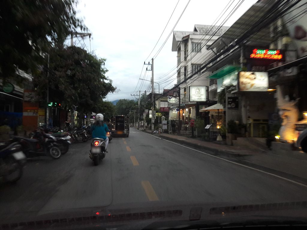 ภาพถนนตรงที่ ตลาดนัดถนนคนเดิน เชียงใหม่ ตั้งอยู่ ถ่ายโดย ratchaphat พ.ศ. 2561 (2018) · A street-level view of where ตลาดนัดถนนคนเดิน เชียงใหม่ · Nat Thanon Khondoen Chiang Mai Market stands, by ratchaphat in 2561 (2018)
