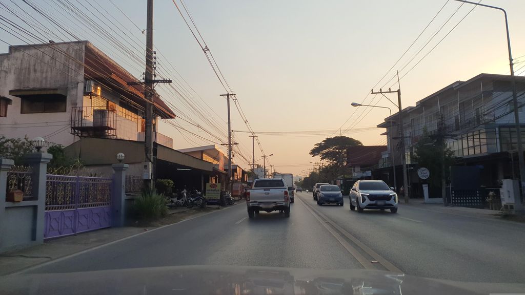 ภาพถนนตรงที่ คลินิกเด็กหมอทิพยฉัตร ตั้งอยู่ ถ่ายโดย jrcarlsen พ.ศ. 2566 (2023) · A street-level view of where คลินิกเด็กหมอทิพยฉัตร · Dek Mo Thipya Chat Clinic stands, by jrcarlsen in 2566 (2023)