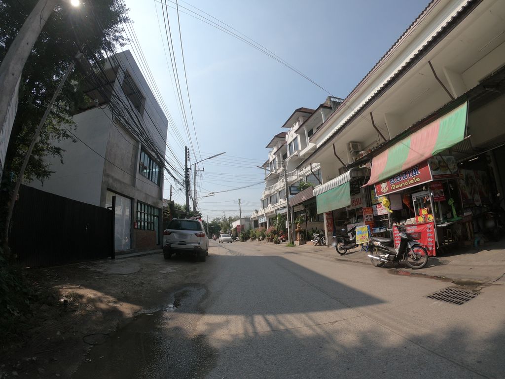 ภาพถนนตรงที่ ร้านหมูสดต้นหูกวาง ตั้งอยู่ ถ่ายโดย chanuwath_grab พ.ศ. 2562 (2019) · A street-level view of where ร้านหมูสดต้นหูกวาง · Ran Mutda Ton Hukwang stands, by chanuwath_grab in 2562 (2019)