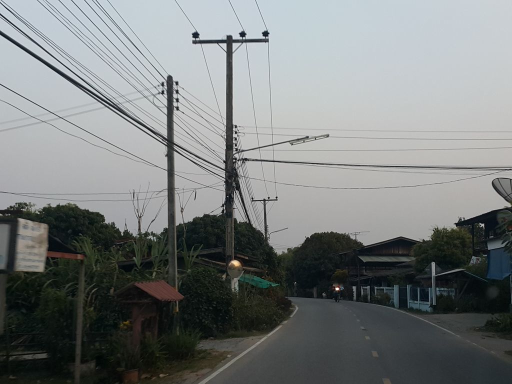 ภาพถนนตรงที่ วัดสันป่ายาง ตั้งอยู่ ถ่ายโดย jrcarlsen พ.ศ. 2559 (2016) · A street-level view of where วัดสันป่ายาง · Wat San Pa Yang stands, by jrcarlsen in 2559 (2016)
