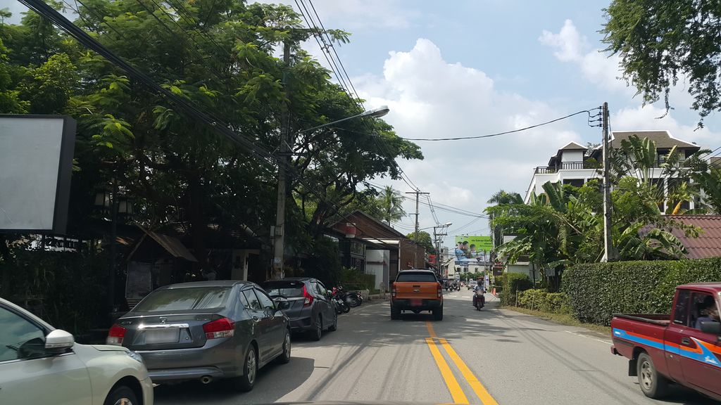ภาพถนนตรงที่ คริสตจักรภาคที่ 1 ตั้งอยู่ ถ่ายโดย jrcarlsen พ.ศ. 2559 (2016) · A street-level view of where คริสตจักรภาคที่ 1 · Phakthi 1 Church stands, by jrcarlsen in 2559 (2016)