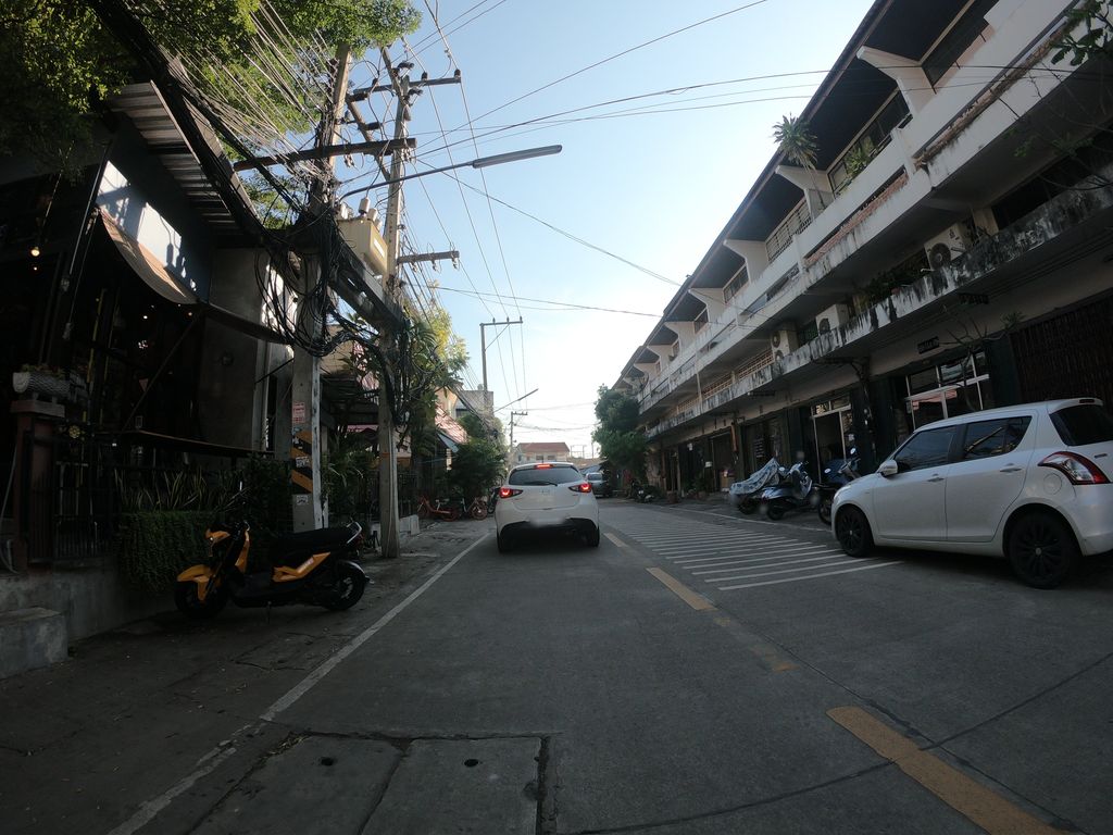 ภาพถนนตรงที่ ร้านแจง Thai_Food ตั้งอยู่ ถ่ายโดย chanuwath_grab พ.ศ. 2562 (2019) · A street-level view of where ร้านแจง Thai_Food stands, by chanuwath_grab in 2562 (2019)