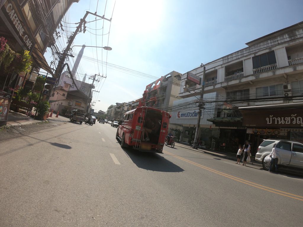 ภาพถนนตรงที่ Super หม่าล่า ตั้งอยู่ ถ่ายโดย chanuwath_grab พ.ศ. 2562 (2019) · A street-level view of where Super หม่าล่า stands, by chanuwath_grab in 2562 (2019)