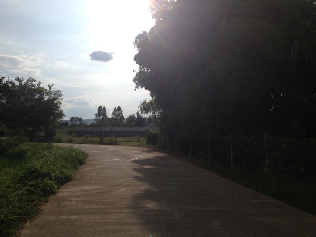 ภาพถนนตรงที่ สวน กะ แฟ ตั้งอยู่ ถ่ายโดย jimwatana พ.ศ. 2558 (2015) · A street-level view of where สวน กะ แฟ · Ka Fae Garden stands, by jimwatana in 2558 (2015)