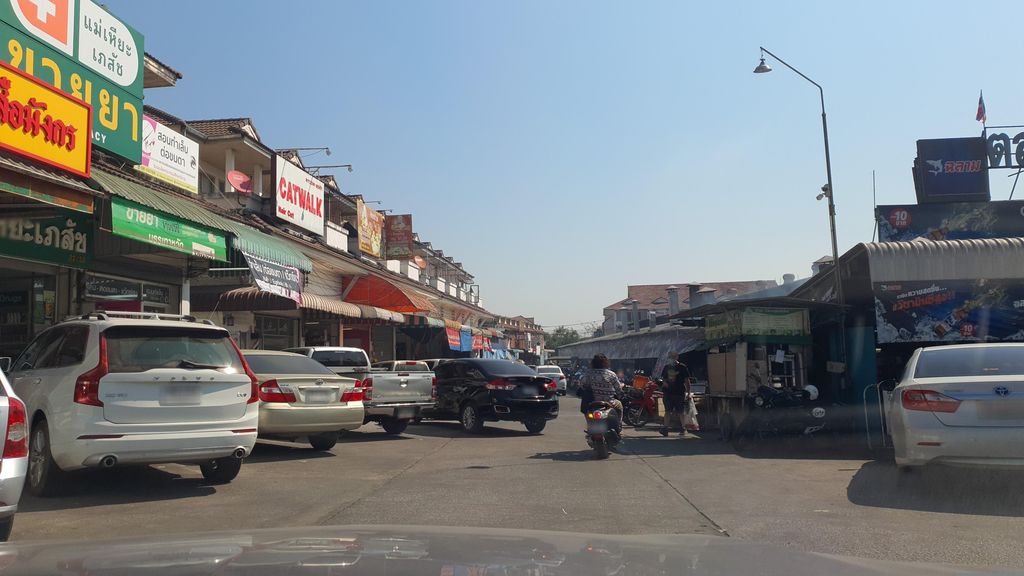 ภาพถนนตรงที่ I Am Bar-B-Q ตั้งอยู่ ถ่ายโดย jrcarlsen พ.ศ. 2566 (2023) · A street-level view of where I Am Bar-B-Q stands, by jrcarlsen in 2566 (2023)