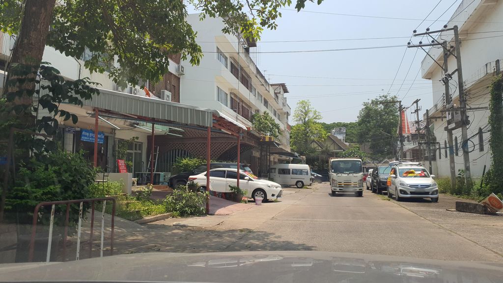 ภาพถนนตรงที่ Pimp Space ตั้งอยู่ ถ่ายโดย jrcarlsen พ.ศ. 2565 (2022) · A street-level view of where Pimp Space stands, by jrcarlsen in 2565 (2022)