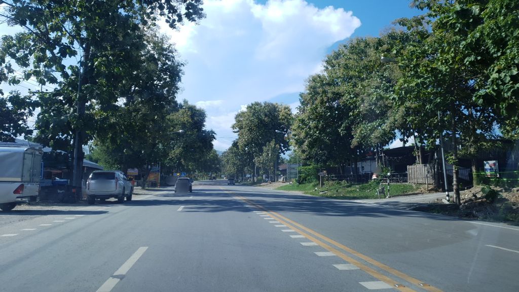 ภาพถนนตรงที่ สาม ตำบล การสุรา ตั้งอยู่ ถ่ายโดย silamanee พ.ศ. 2561 (2018) · A street-level view of where สาม ตำบล การสุรา · Sam Tambon Kansura stands, by silamanee in 2561 (2018)