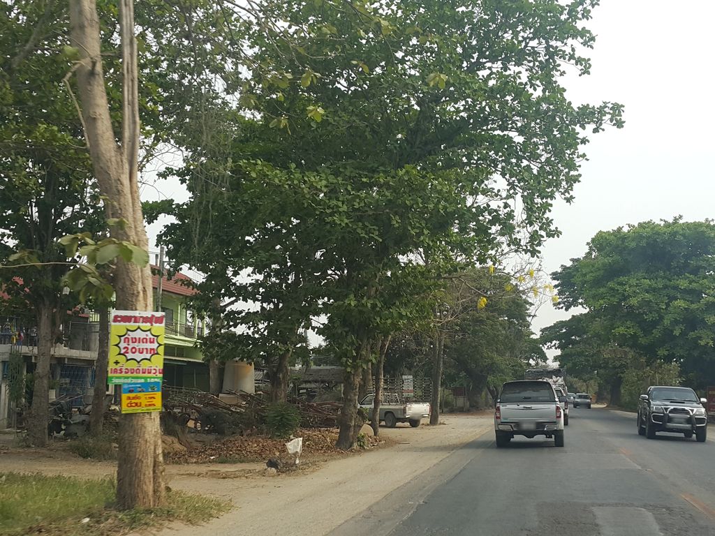 ภาพถนนตรงที่ ร้านเสริมสวยสบายแฮร์ ตั้งอยู่ ถ่ายโดย jrcarlsen พ.ศ. 2559 (2016) · A street-level view of where ร้านเสริมสวยสบายแฮร์ · Sabai Hair Beauty salon stands, by jrcarlsen in 2559 (2016)