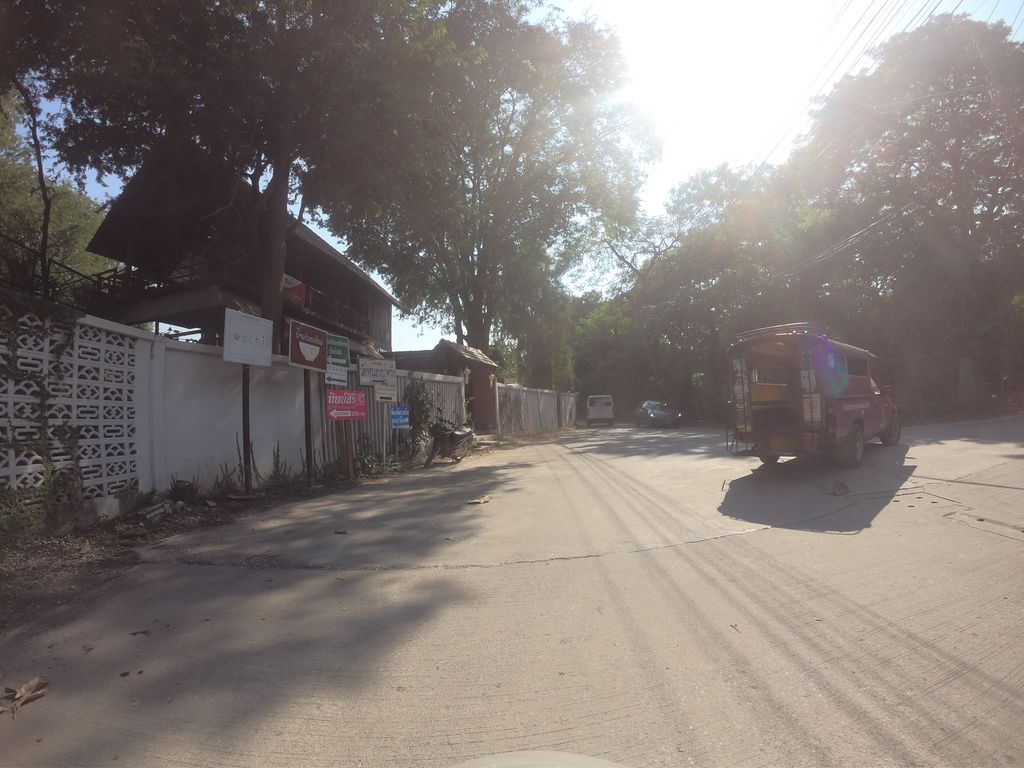 ภาพถนนตรงที่ Golden Land Solidarity Collective ตั้งอยู่ ถ่ายโดย chanuwath_grab พ.ศ. 2562 (2019) · A street-level view of where Golden Land Solidarity Collective stands, by chanuwath_grab in 2562 (2019)
