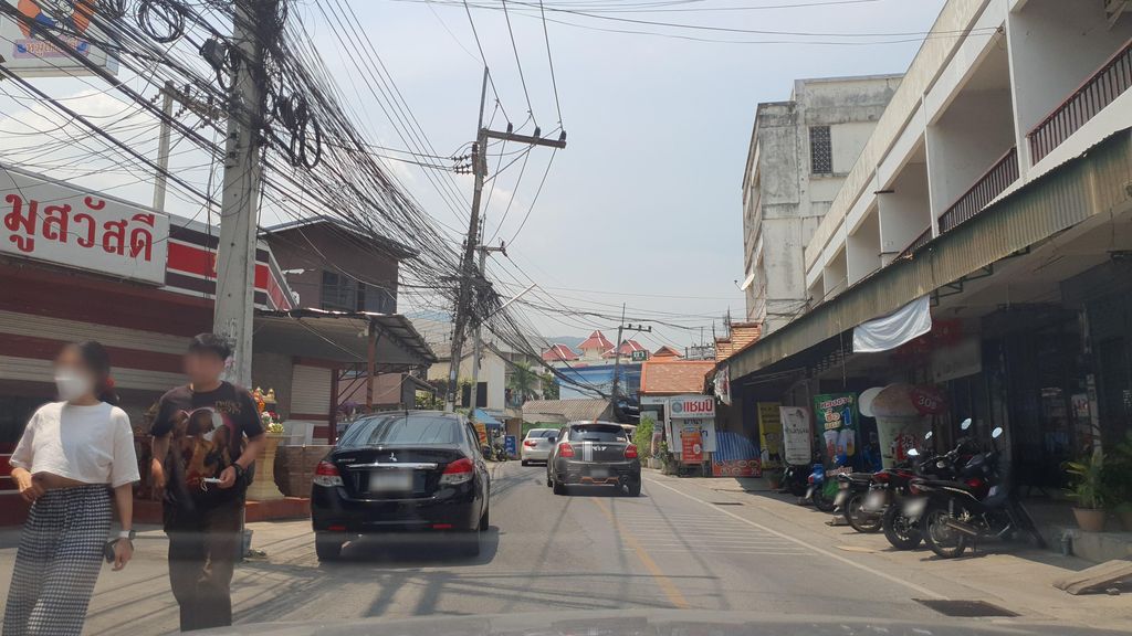 ภาพถนนตรงที่ ตลาดเทพมงคล ตั้งอยู่ ถ่ายโดย jrcarlsen พ.ศ. 2565 (2022) · A street-level view of where ตลาดเทพมงคล · Thep Mongkhon Market stands, by jrcarlsen in 2565 (2022)