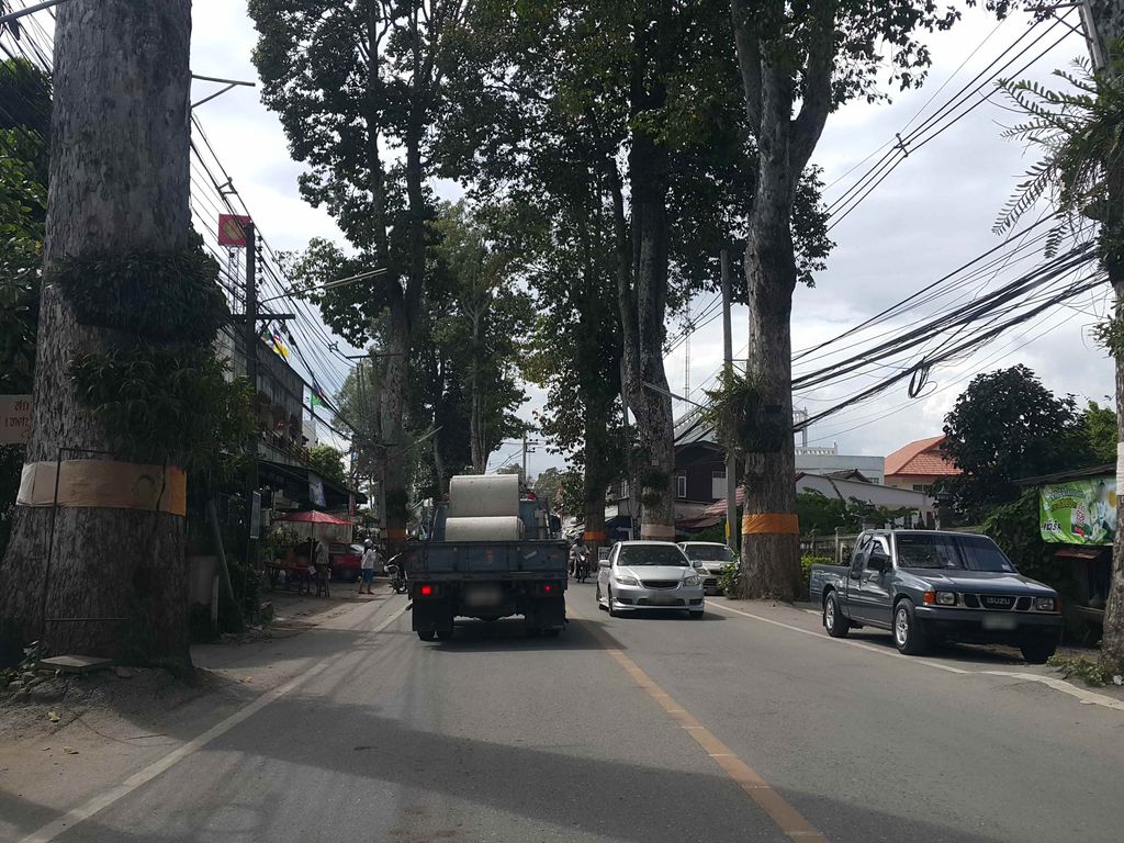 ภาพถนนตรงที่ เจริญมอเตอร์ สาขาสารภี ตั้งอยู่ ถ่ายโดย jrcarlsen พ.ศ. 2558 (2015) · A street-level view of where เจริญมอเตอร์ สาขาสารภี · Charoen Motor Sakha Saraphi stands, by jrcarlsen in 2558 (2015)