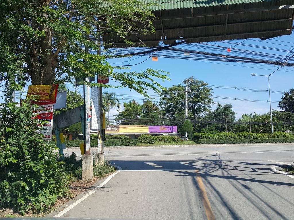 ภาพถนนตรงที่ ร้านคุณย่า ตั้งอยู่ ถ่ายโดย jrcarlsen พ.ศ. 2558 (2015) · A street-level view of where ร้านคุณย่า · Ran Khunya stands, by jrcarlsen in 2558 (2015)