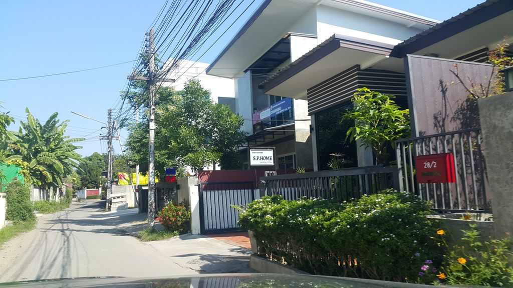 ภาพถนนตรงที่ เสริมสวยบ้านแนน ตั้งอยู่ ถ่ายโดย jrcarlsen พ.ศ. 2559 (2016) · A street-level view of where เสริมสวยบ้านแนน · Soemsuai Ban Naen stands, by jrcarlsen in 2559 (2016)