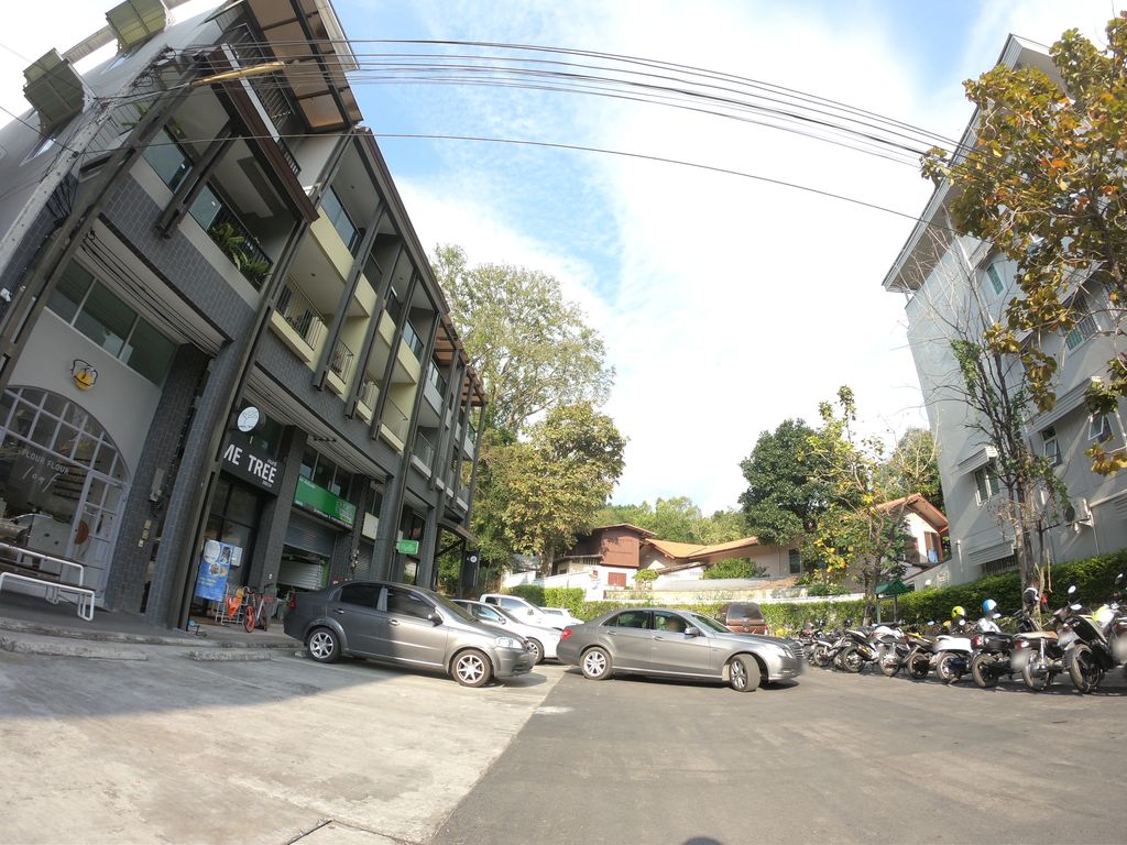 ภาพถนนตรงที่ Takiang Vintage Store ตั้งอยู่ ถ่ายโดย chanuwath_grab พ.ศ. 2562 (2019) · A street-level view of where Takiang Vintage Store stands, by chanuwath_grab in 2562 (2019)