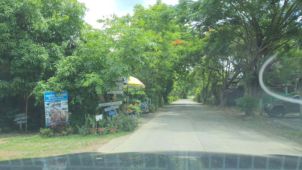 ภาพถนนตรงที่ ใต้ถุน ป่าไผ่ ตั้งอยู่ ถ่ายโดย jrcarlsen พ.ศ. 2564 (2021) · A street-level view of where ใต้ถุน ป่าไผ่ · Taithun Pa Phai stands, by jrcarlsen in 2564 (2021)