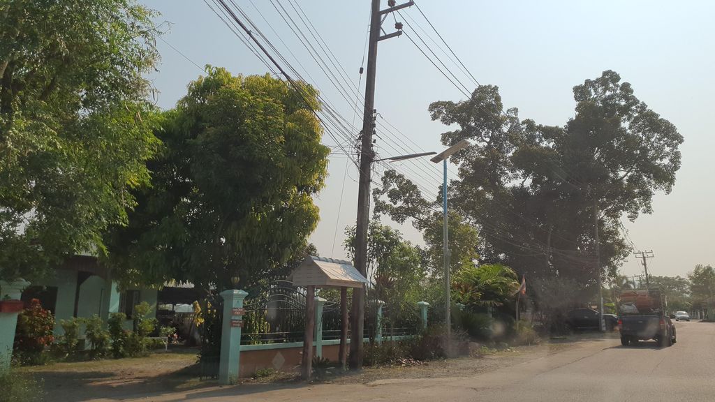 ภาพถนนตรงที่ Krisda’s Fishing ตั้งอยู่ ถ่ายโดย jrcarlsen พ.ศ. 2565 (2022) · A street-level view of where Krisda’s Fishing stands, by jrcarlsen in 2565 (2022)